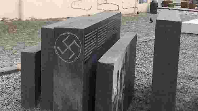 Меморіал «Простір синагог» у центрі Львова обмалювали свастикою