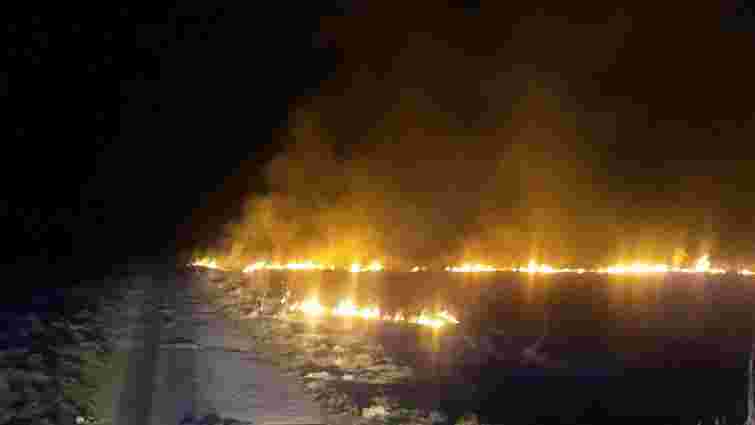 За ніч  на Львівщині рятувальники загасили 19 пожеж сухої трави 