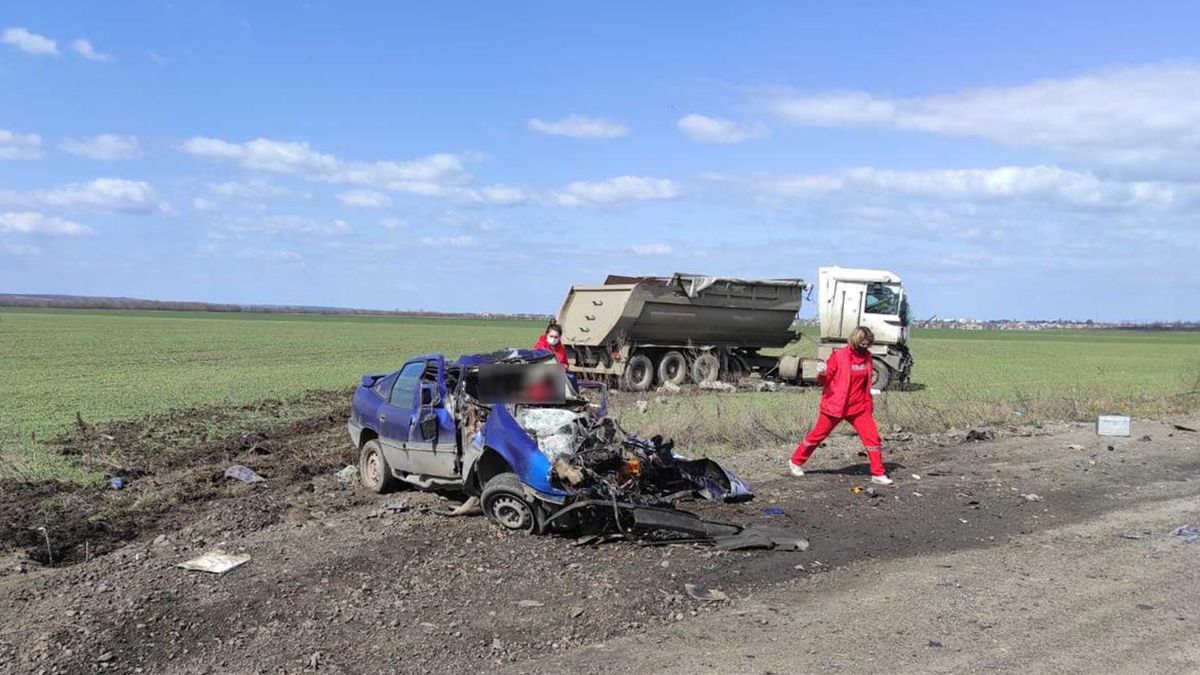 Троє людей загинули в зіткненні вантажівки та легковика на Миколаївщині