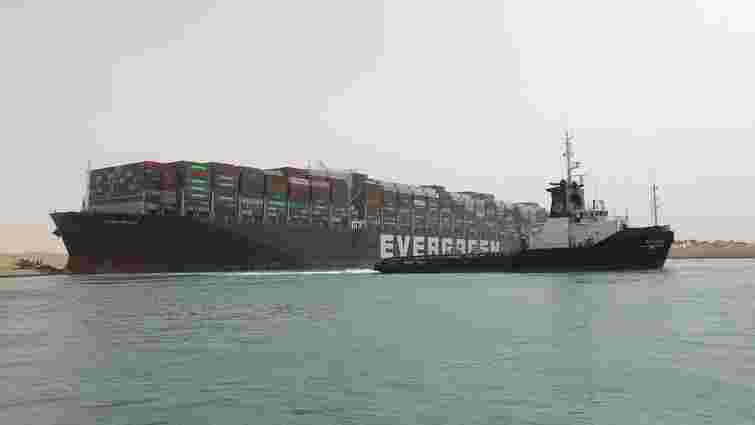 Застряглий в Суецькому каналі контейнеровоз зрушили з місця