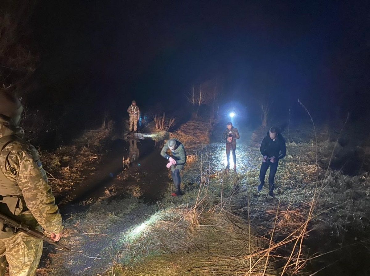 Прикордонники затримали контрабандистів-водолазів у Західному Бузі