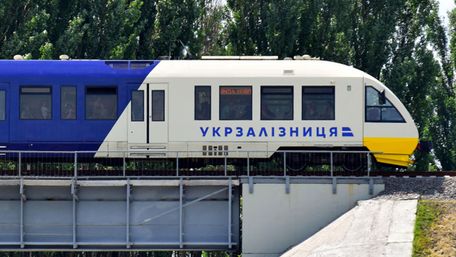 Низка поїздів затримуються через крадіжку електрокабелю на станції у Києві