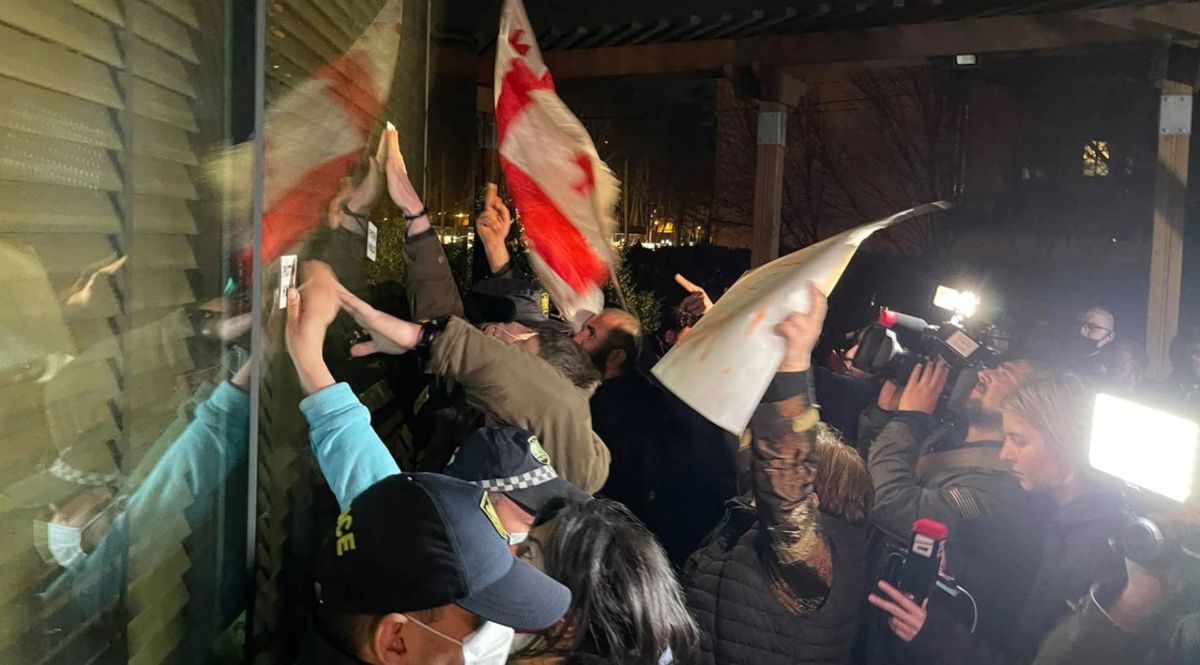 Грузини закидали яйцями готель в Тбілісі, де зупинився Володимир Познер