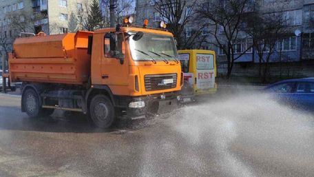 Вулиці Львова чистять порохотягами та поливальними машинами