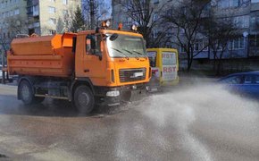 Вулиці Львова чистять порохотягами та поливальними машинами