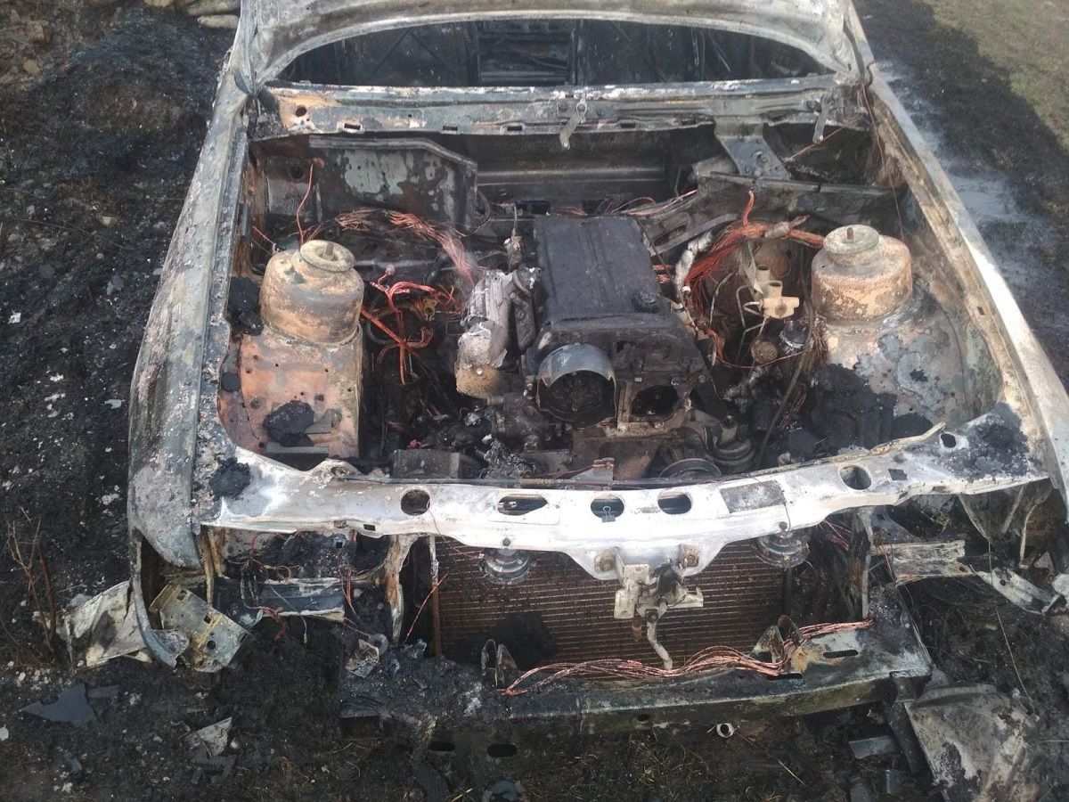 Через пожежі сухої трави на Львівщині згоріли автомобіль та господарська будівля