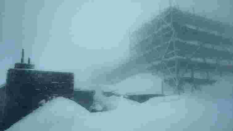 На горі Піп Іван у Карпатах за ніч випало до 15 см снігу