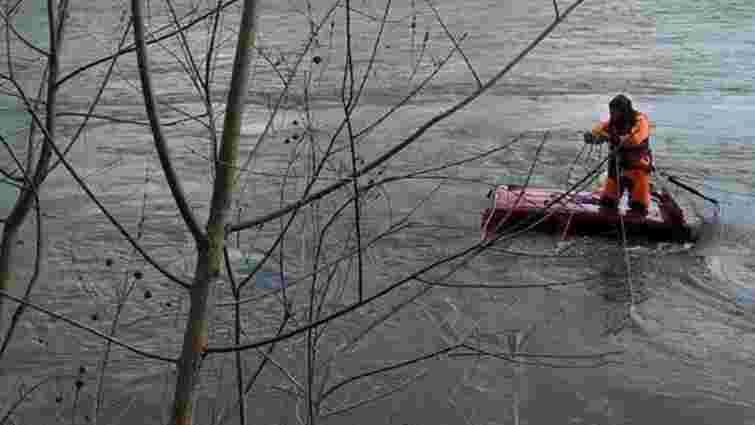 37-річний водій втопив свою машину, намагаючись переїхати карпатську річку