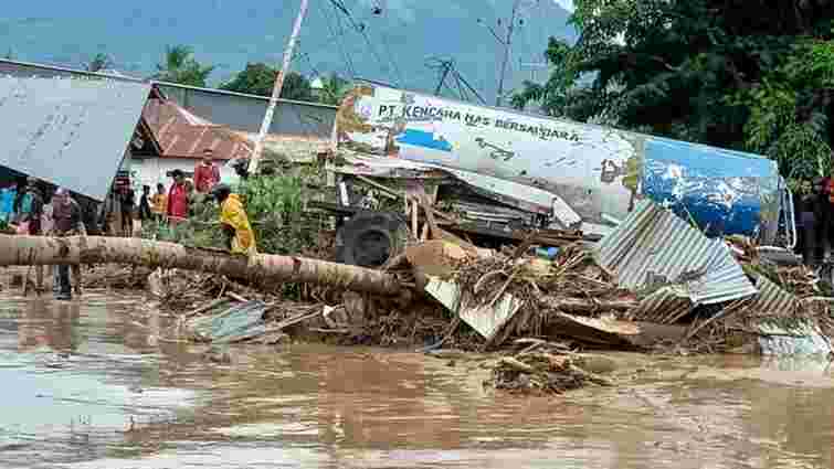 Через повінь та зсуви ґрунту в Індонезії загинули щонайменще 70 людей