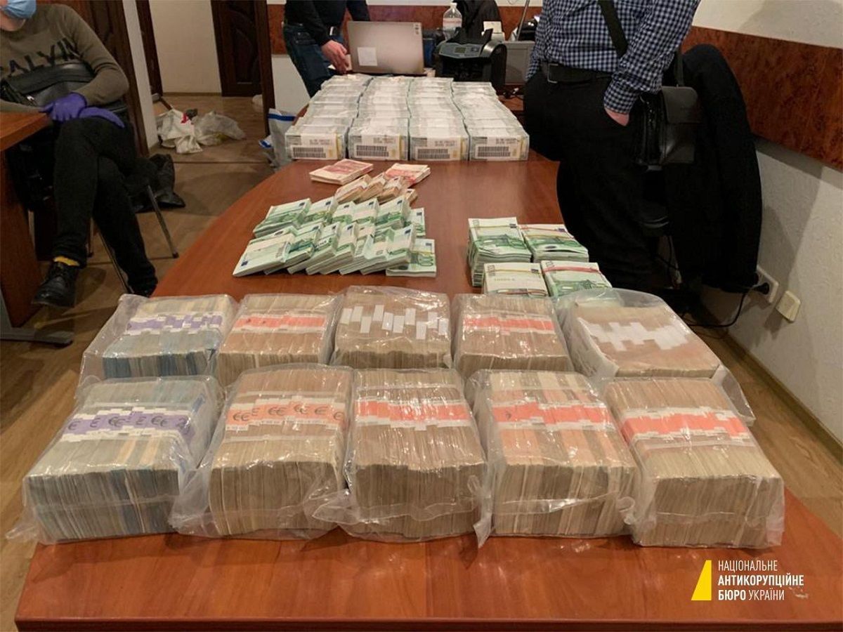 НАБУ знайшло антикваріат та 3,7 млн доларів готівкою у брата Павла Вовка