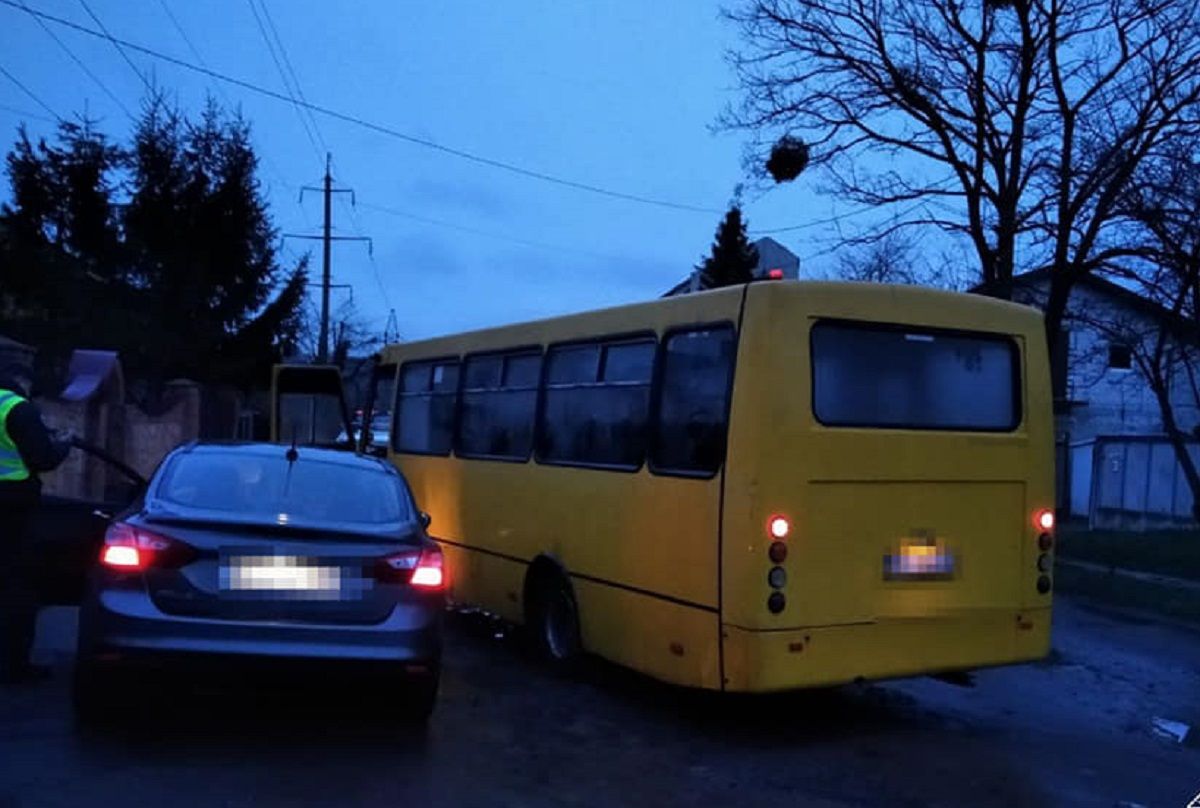 Водій львівської маршрутки затримав чоловіка, що сів за кермо під наркотиками

