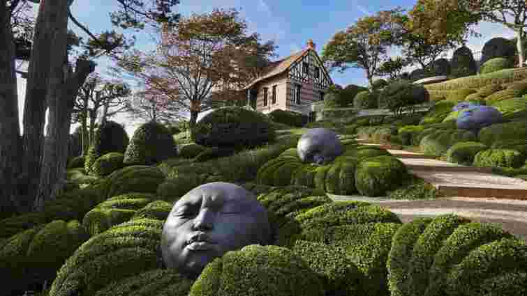 Вілла Роксолани і живі скульптури: чим особливий футуристичний сад на березі Ла-Маншу