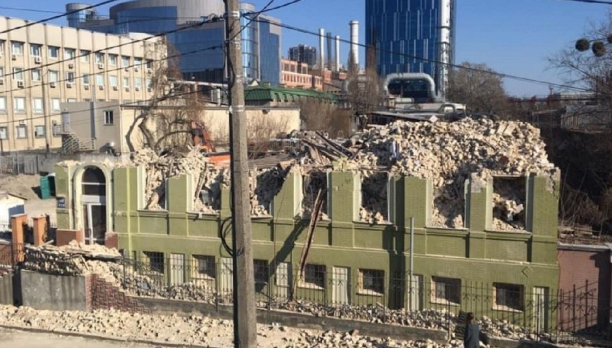 Біля Центрального залізничного вокзалу в Києві знесли історичну будівлю 