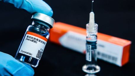 Українців почали щепити китайською вакциною CoronaVac