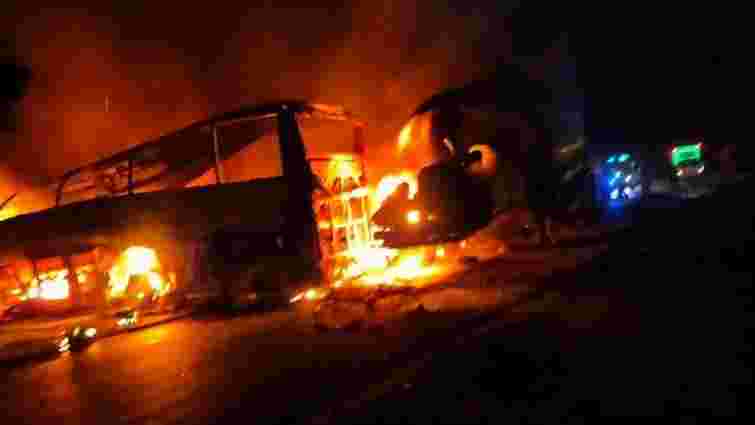 Щонайменше 20 людей загинули через зіткнення автобуса з бензовозом у Єгипті