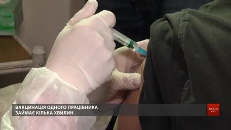 У Львові почали вакцинувати комунальників