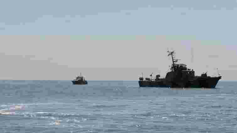 Бойові кораблі ФСБ Росії провокували українські катери в Азовському морі