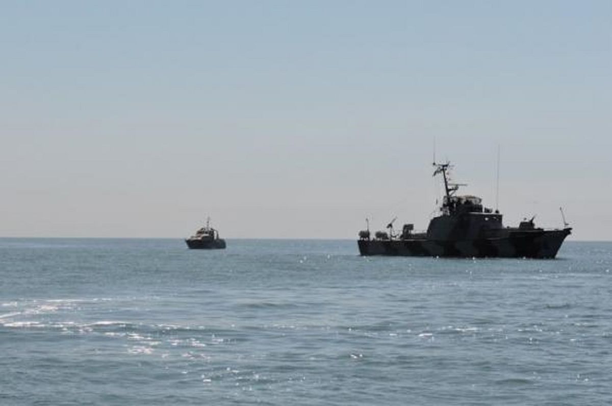 Бойові кораблі ФСБ Росії провокували українські катери в Азовському морі