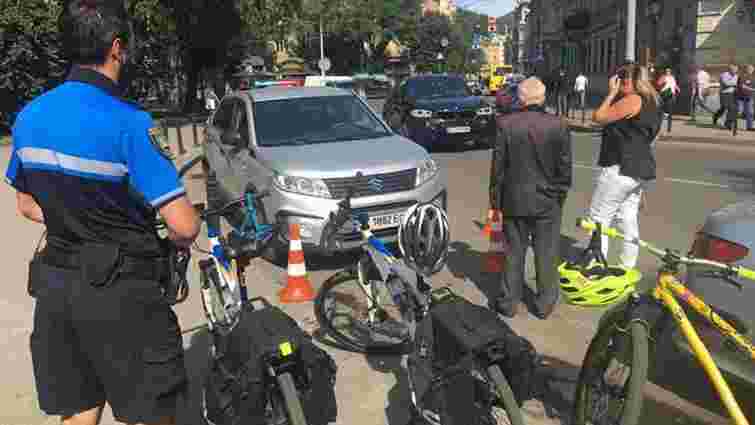 Суд звільнив від покарання львівську підприємицю за умисний наїзд на велопатрульного
