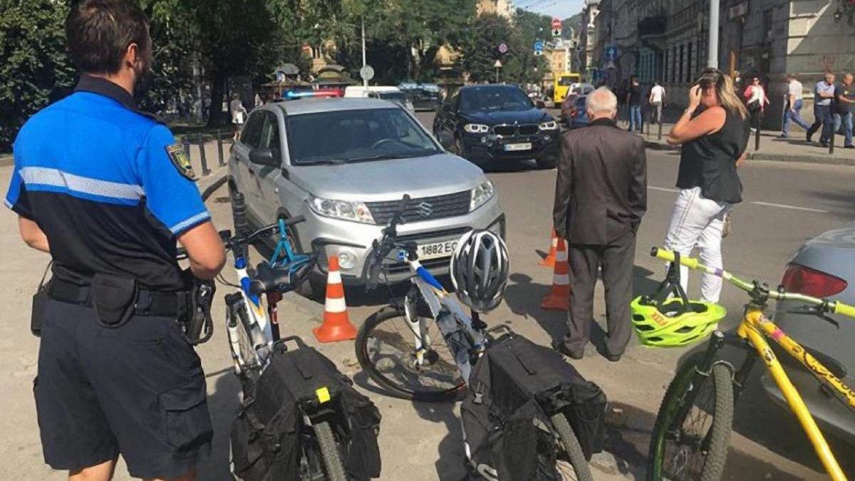 Суд звільнив від покарання львівську підприємицю за умисний наїзд на велопатрульного
