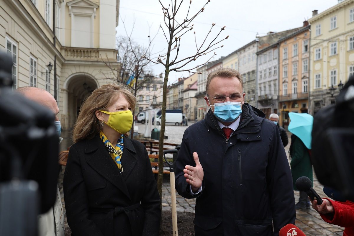 Андрій Садовий та Крістіна Квін висадили перед львівською Ратушею рожевий каштан
