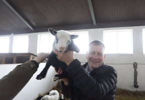 Священик із Золочева навчає людей з інвалідністю сироварінню та роботі на фермі