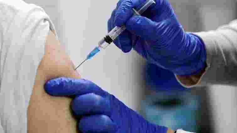 Громадські діячі не зможуть вакцинуватися від Covid залишковими дозами Pfizer