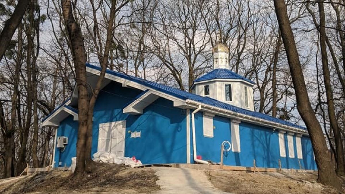 Церква ПЦУ в парку ветеринарного університету у Львові є тимчасовою