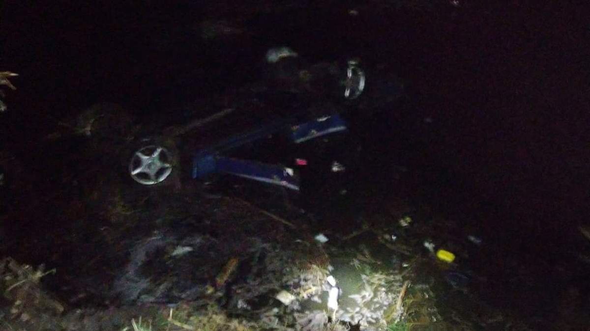 Троє людей загинули через падіння легковика у ставок на Черкащині