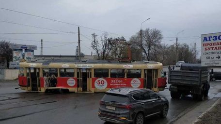 Трамвай у Харкові дрифтує під час руху. Відео дня