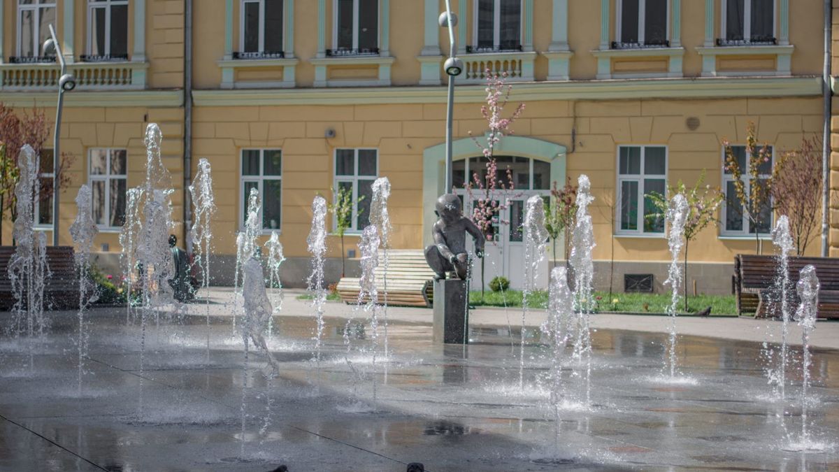 Кінцева кінного трамвая та пожежна стражниця: як змінювалася площа Митна