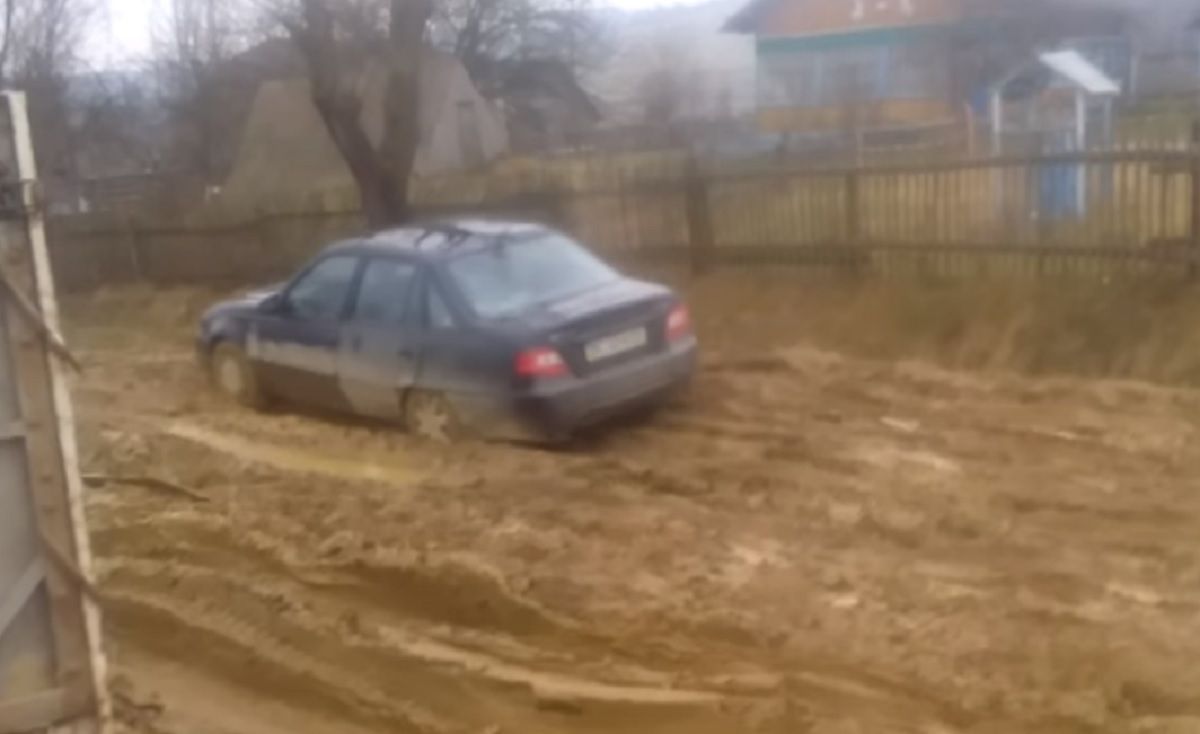 Мешканці чотирьох гірських сіл на Львівщині опинились в ізоляції через погану дорогу
