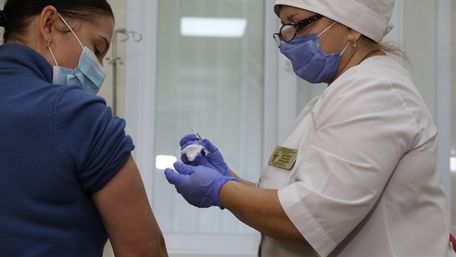 Колективи понад 50 осіб можуть записатись на Covid-вакцинацію