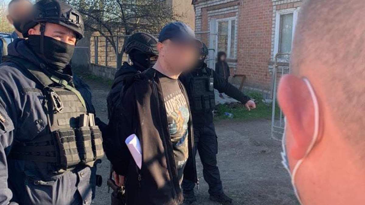 Мешканець Маріуполя з сокирою влаштував погром в місцевому супермаркеті АТБ