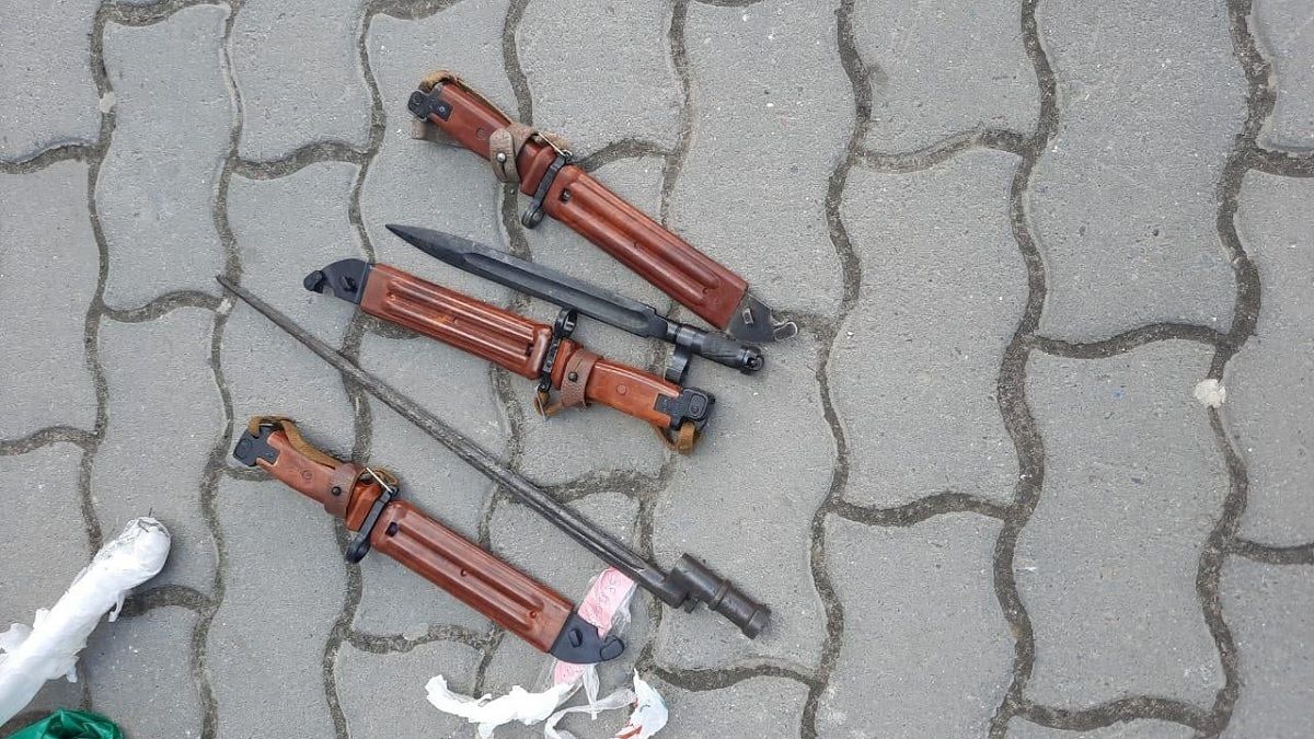 У Львові затримали чоловіка, який торгував багнетами до вогнепальної зброї