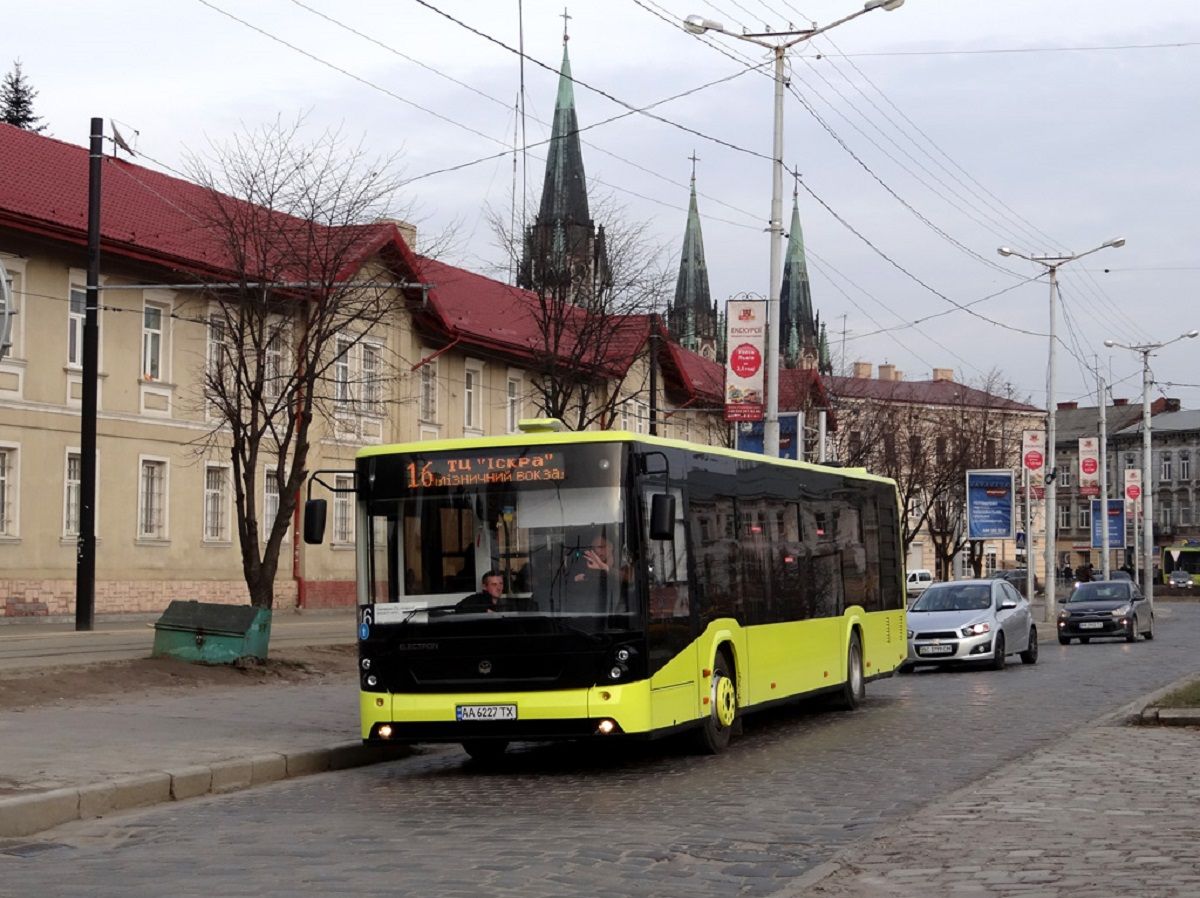 У громадському транспорті Львова відновили безкоштовний проїзд для пільговиків