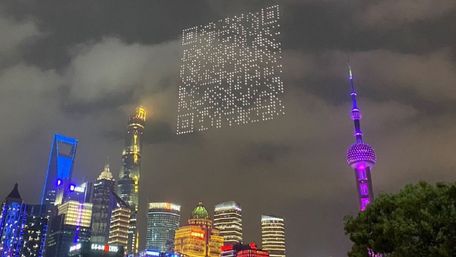 Півтори тисячі дронів утворили діючий QR-код у небі над Шанхаєм. Фото дня