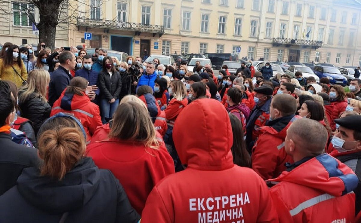 Близько 200 працівників «швидкої» пікетували Львівську облраду