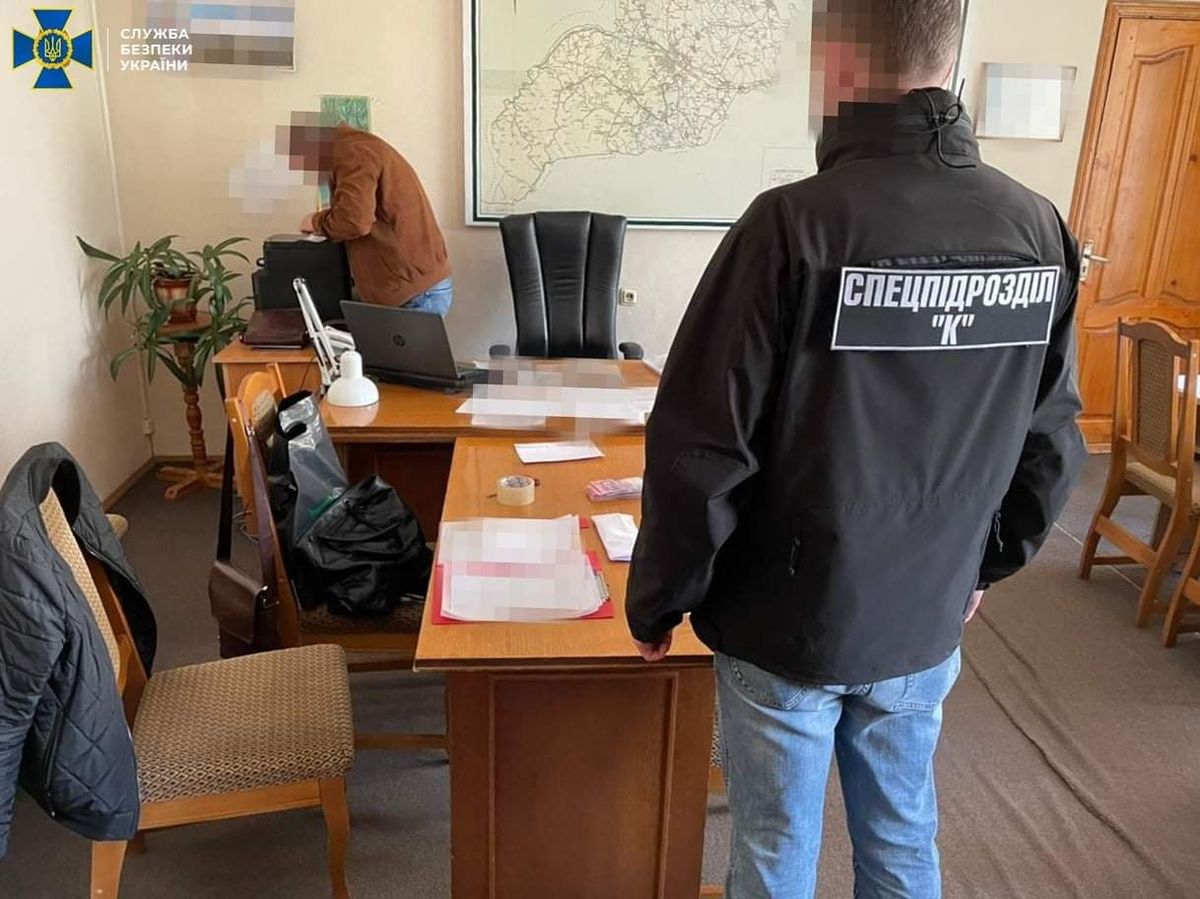 Відповідального за дороги чернівецького чиновника викрили в хабарництві