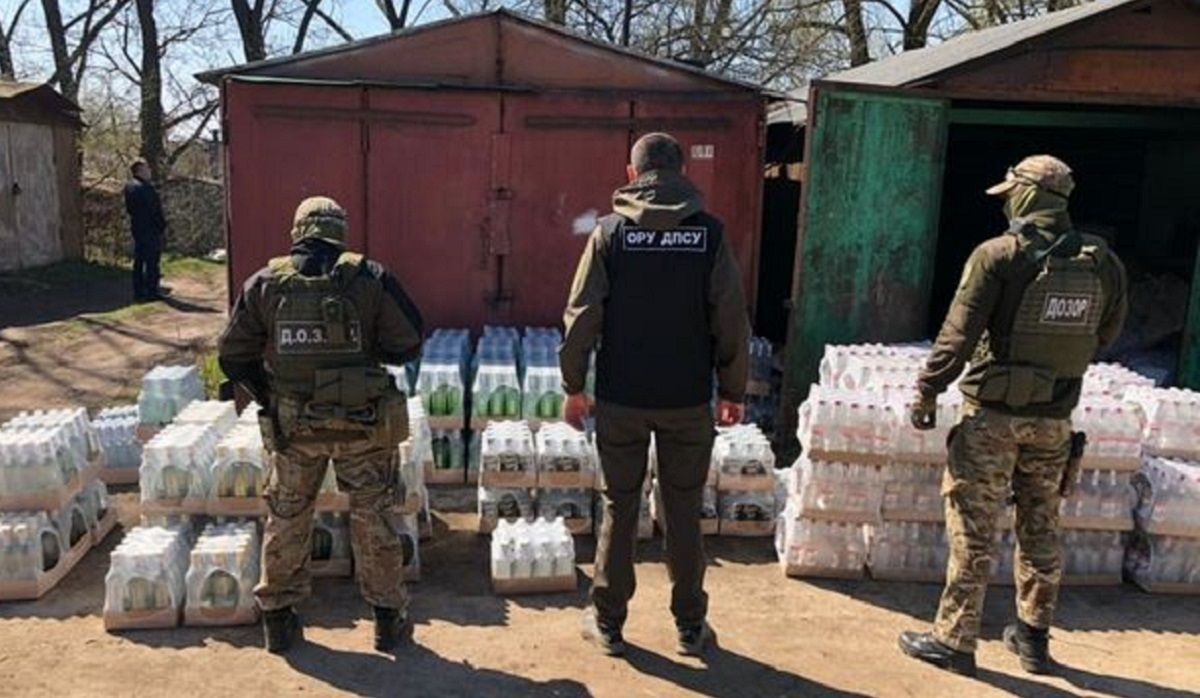 У львівському гаражі виявили понад 2000 пляшок контрафактної горілки