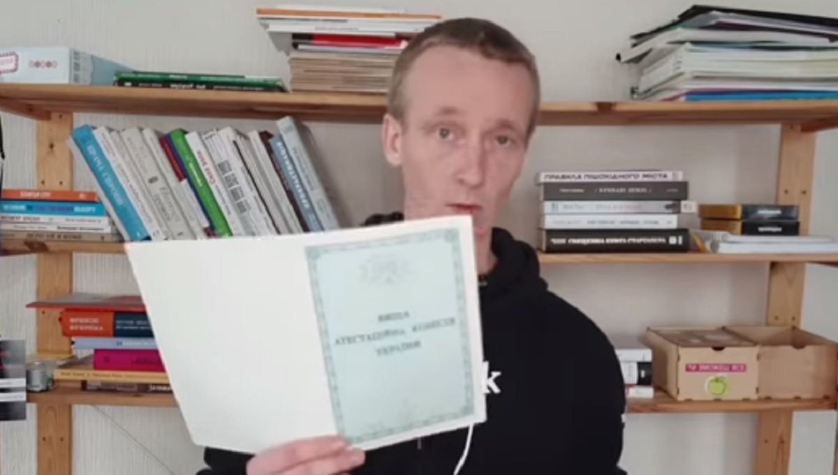 Ще один кандидат наук спалив свій диплом на знак протесту проти дисертації Киви