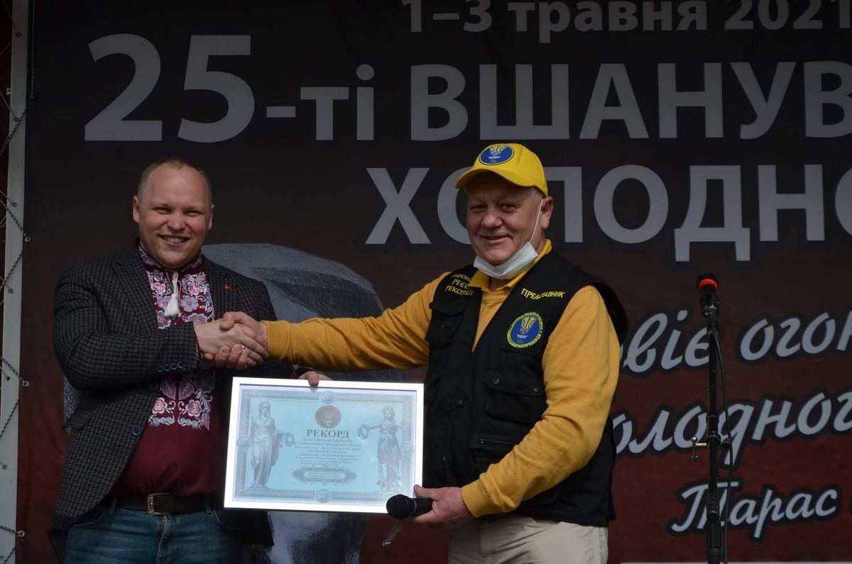 Черкаські студенти побили рекорд найбільшого прапора з пасок
