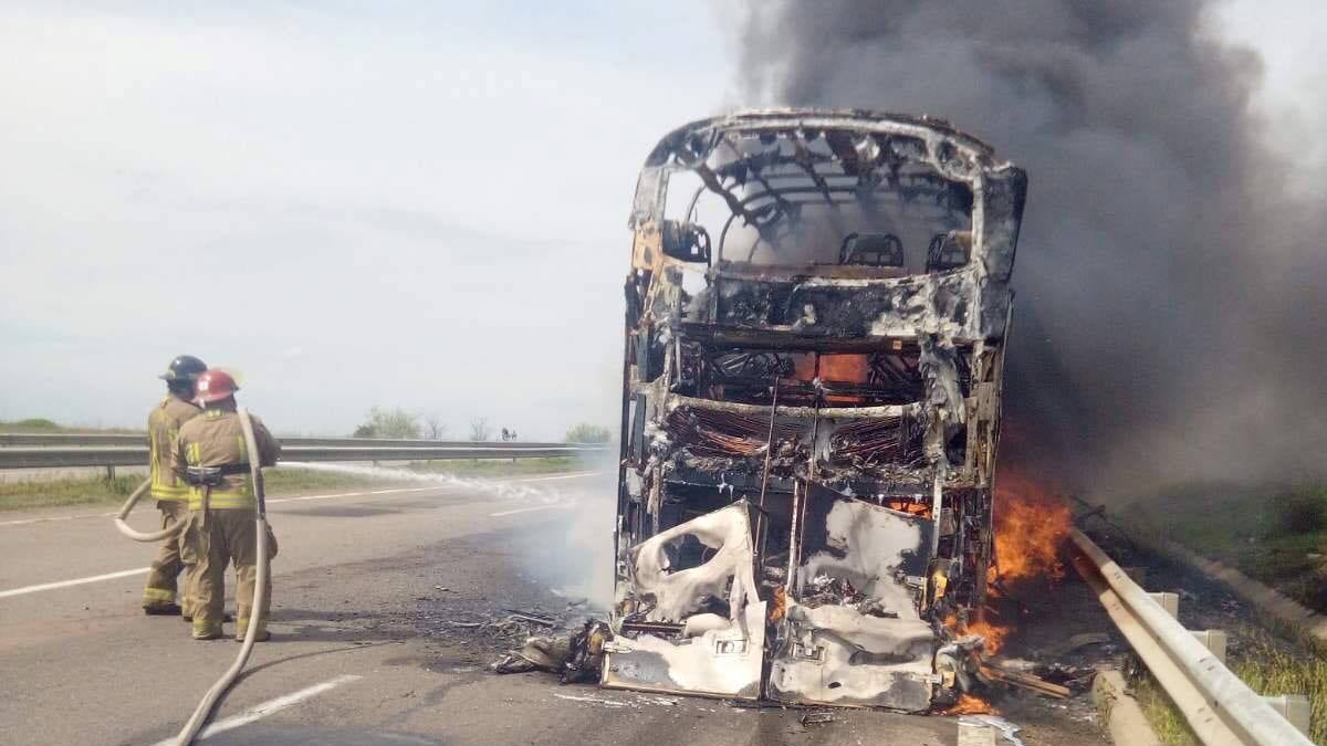 Автобус із 60 пасажирами загорівся під час руху на Одещині