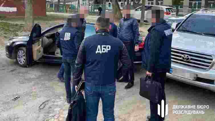 Львівського поліцейського затримали на хабарі 3000 доларів