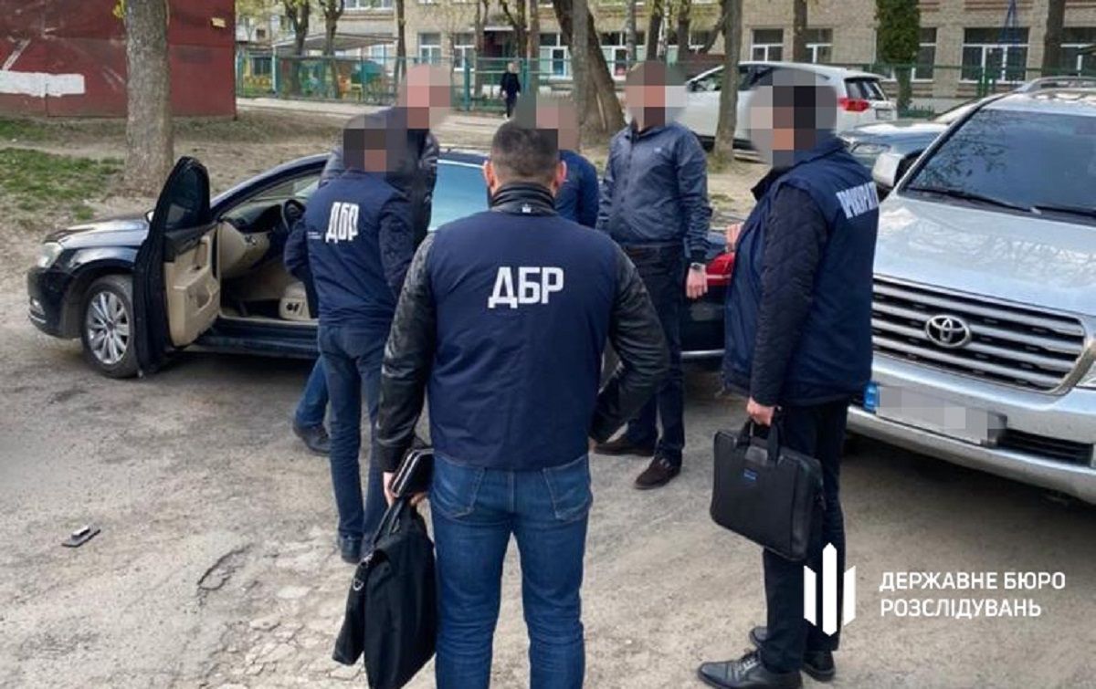 Львівського поліцейського затримали на хабарі 3000 доларів