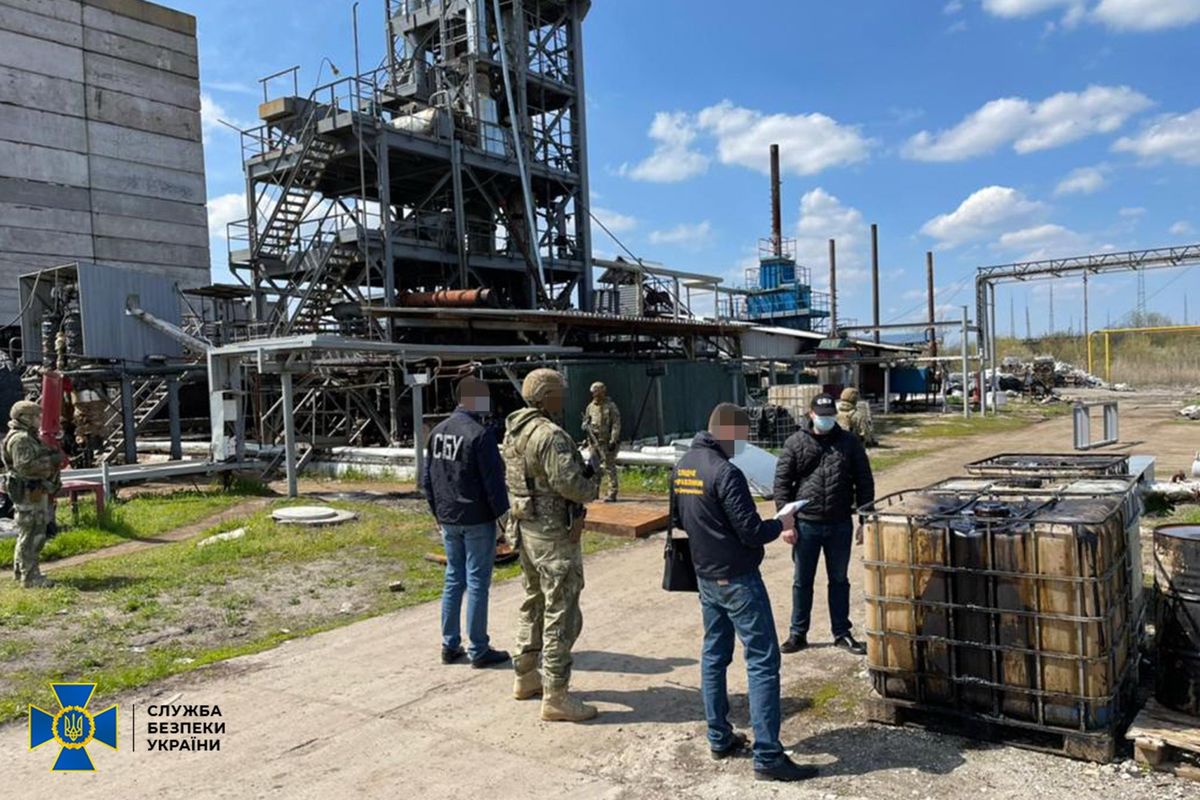 СБУ викрила масштабний нелегальний завод з переробки нафти