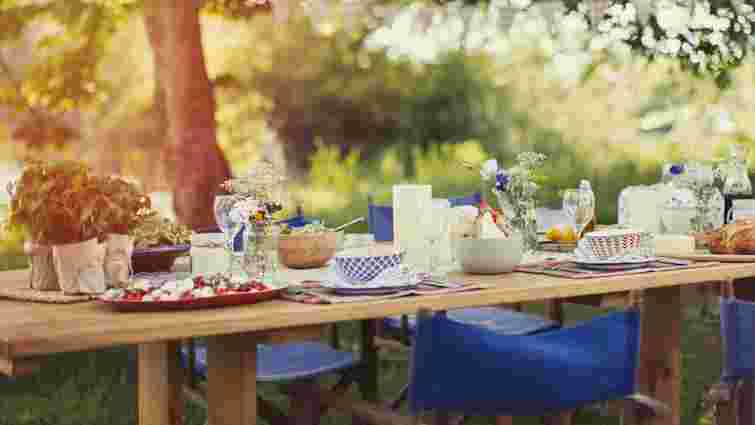 Як облаштувати обідній стіл у саду чи на подвір’ї: 9 простих порад