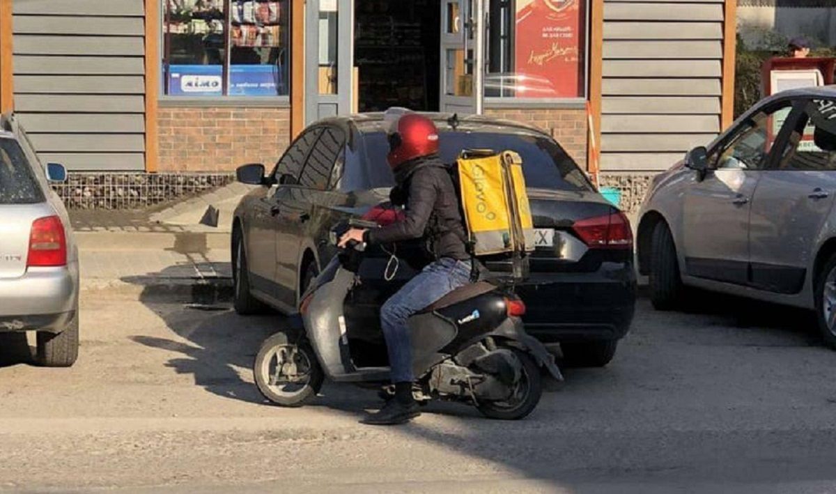Львівська поліція розшукує кур’єра Glovo, який збив 10-річну дівчинку 