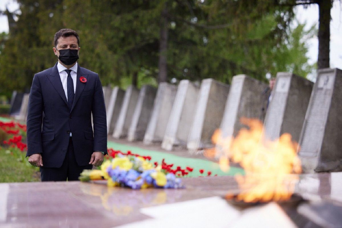 Володимир Зеленський звернувся до українців з нагоди Дня пам'яті та примирення