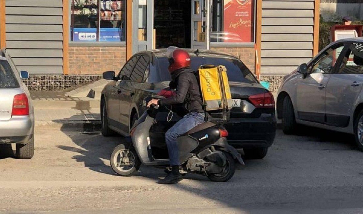 Львівська поліція розшукала кур’єра Glovo, який збив 10-річну дівчинку